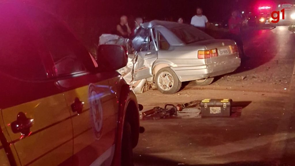 Motorista morre após ficar preso às ferragens em acidente entre carro e carreta na TO-040