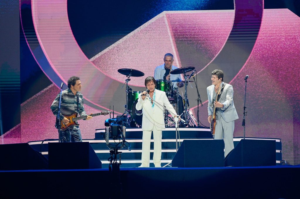 Roberto Carlos grava 50º especial de fim de ano da Globo e recebe Gilberto Gil, Zeca Pagodinho e mais estrelas