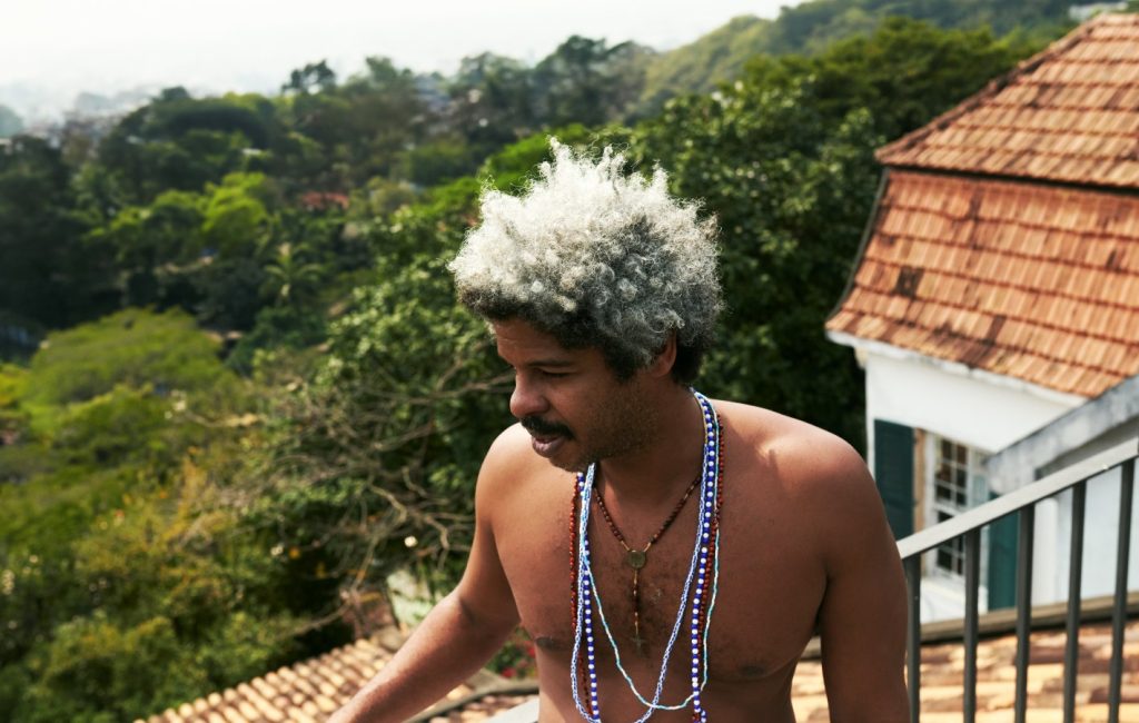 Negro Leo dança conforme a música do bumba meu boi no pulso eletrônico de álbum sobre sexo em aplicativos