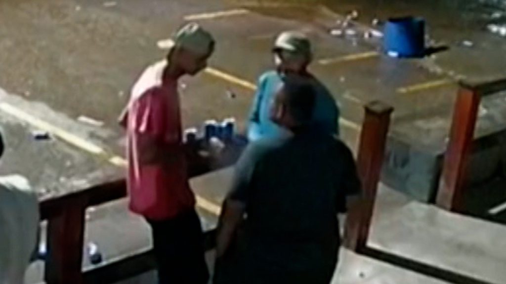 Suspeitos de assassinar homem com tiro no peito em distribuidora de bebidas são presos; VÍDEO