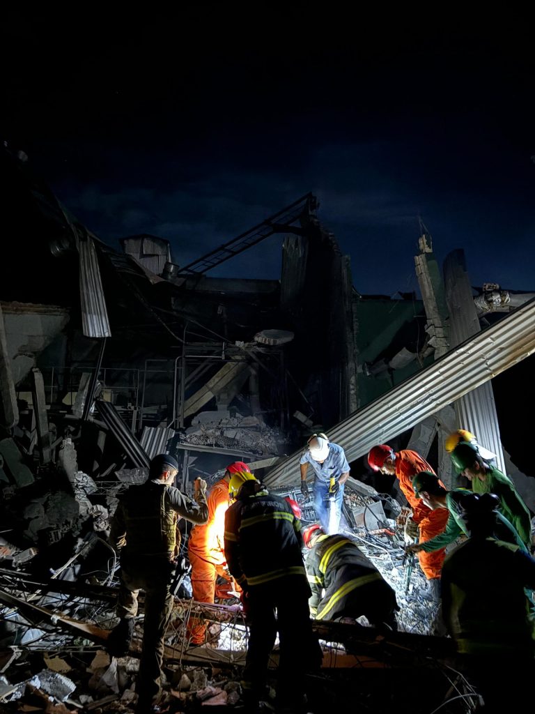 Explosão em caldeira de soja causou morte de dois auxiliares de produção e destruiu galpão, diz polícia