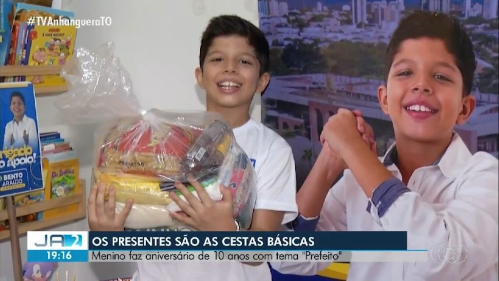 Menino faz aniversário de 10 anos com tema de ‘prefeito’ e arrecada alimentos para fazer doações