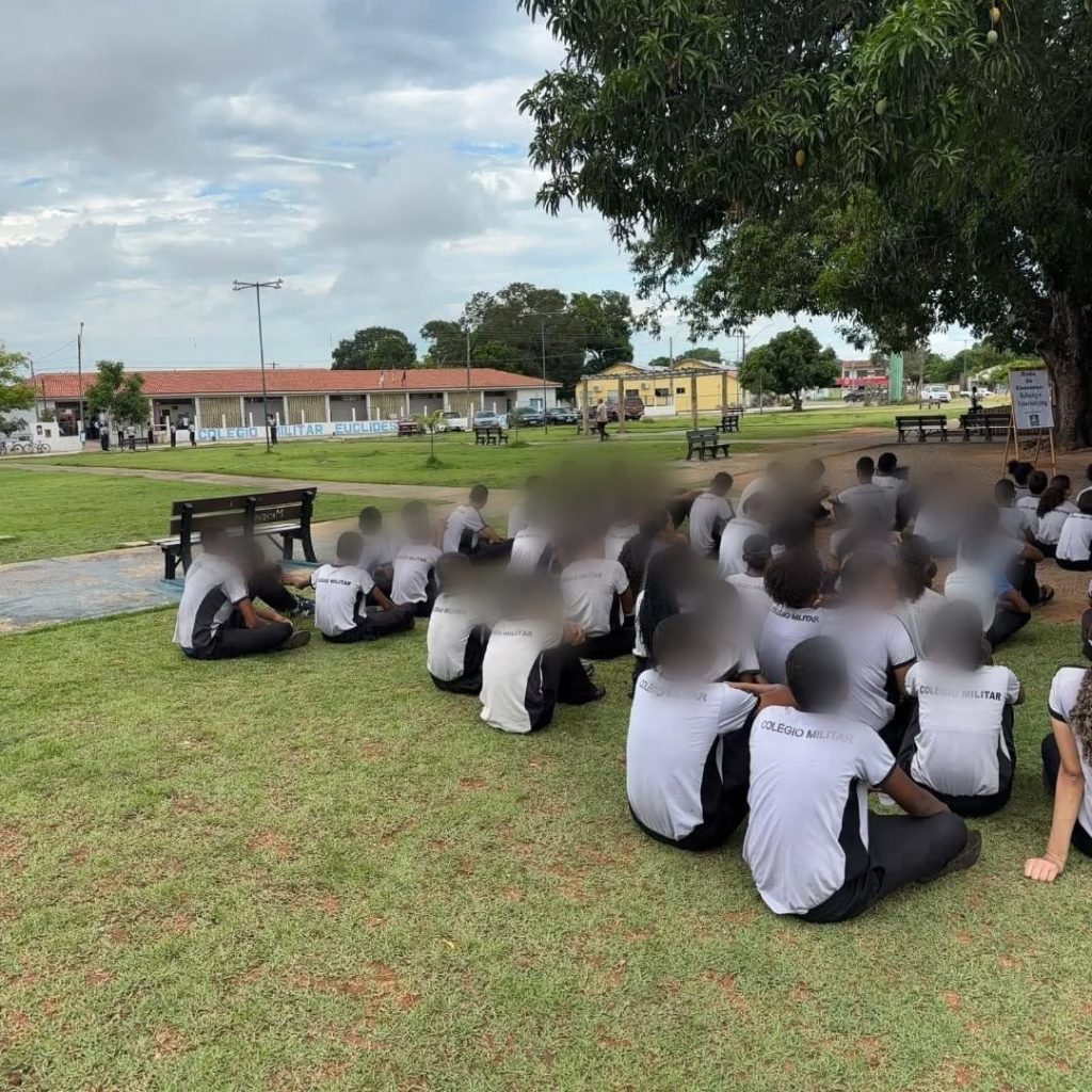 ‘Crianças não são soldados, escola não é quartel’, diz doutor em educação sobre PMs cantando frases de ódio com alunos