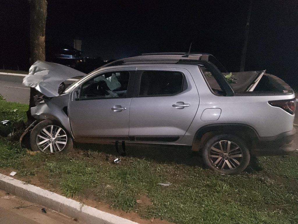 Motorista fica ferido após pneu estourar e carro bater em árvore