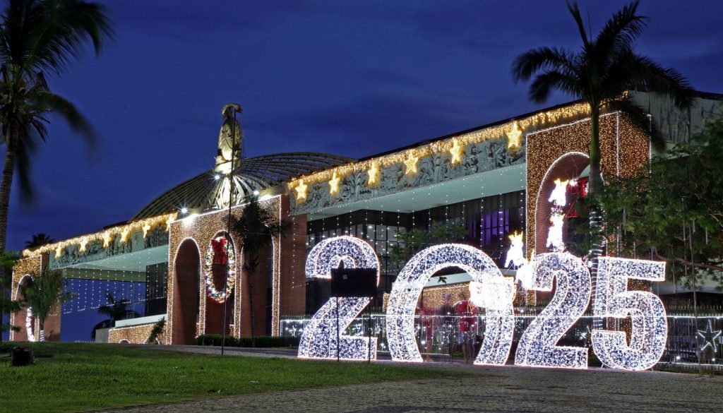 Luzes, apresentações e Vila do Noel: decoração da de Natal da Praça dos Girassóis é inaugurada