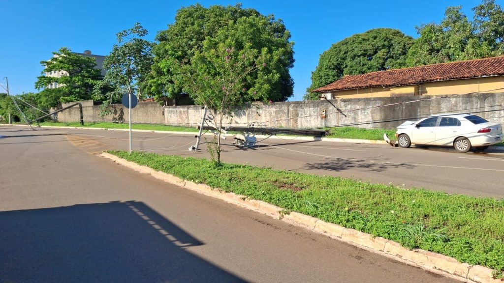 Motorista perde controle de carro e derruba três postes de energia
