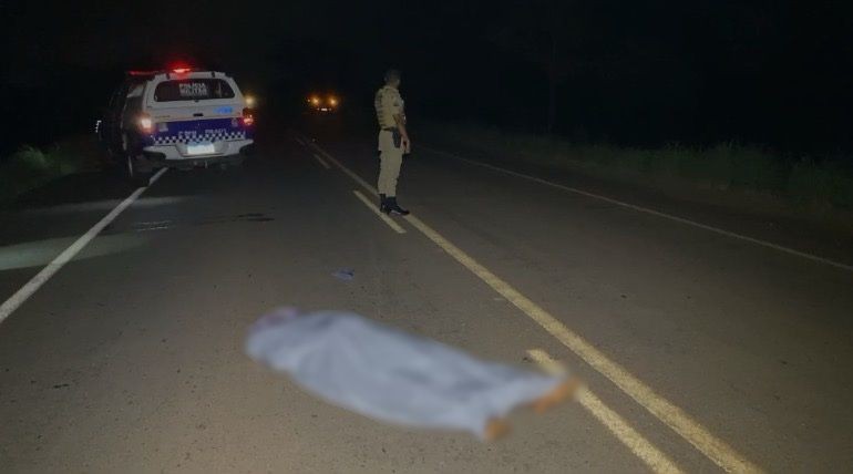 Jovem morre atropelado por caminhonete enquanto tentava atravessar rodovia