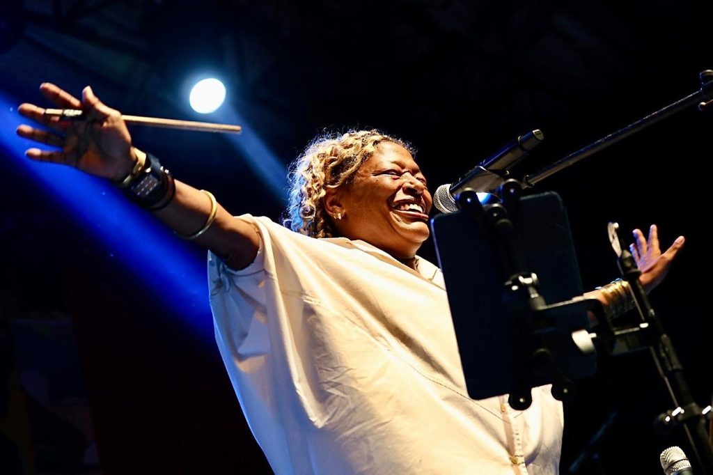 Pagode de Mart’nália fica (muito) mais animado e misturado em show que une diferentes gerações e estilos de samba