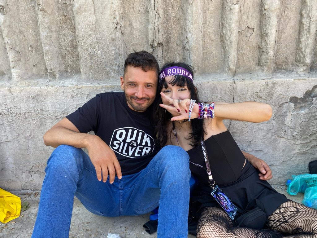 ‘Eu nem conheço a Olivia Palito’: Pais vão ao Lolla para acompanhar filhas no show de Olivia Rodrigo