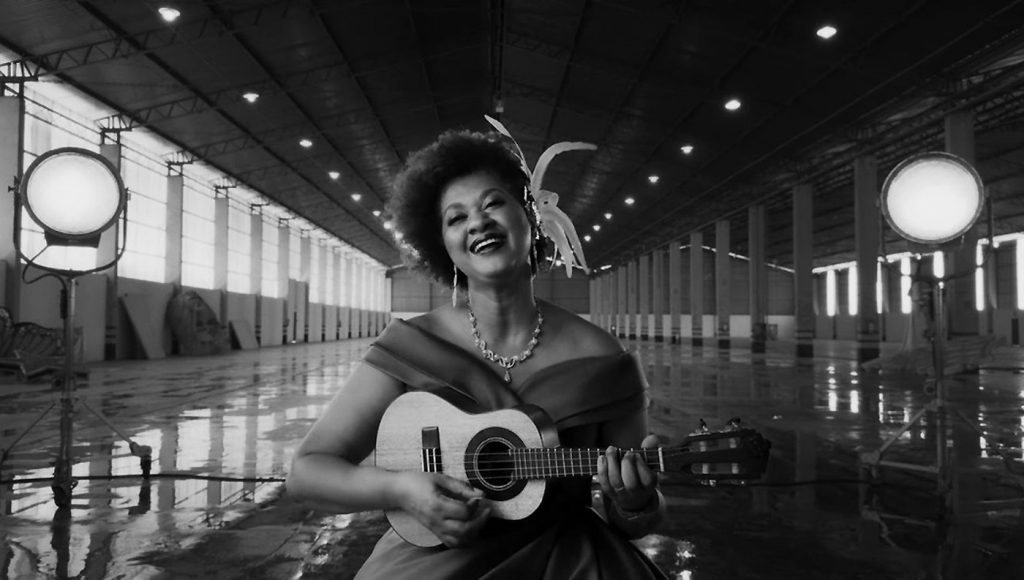 Nilze Carvalho canta ‘Brasil em cena’, samba em que Jair Oliveira celebra o cinema nacional na disputa pelo Oscar