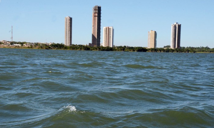 Adolescente de 17 anos morre após entrar em lago para desenganchar anzol, dizem bombeiros
