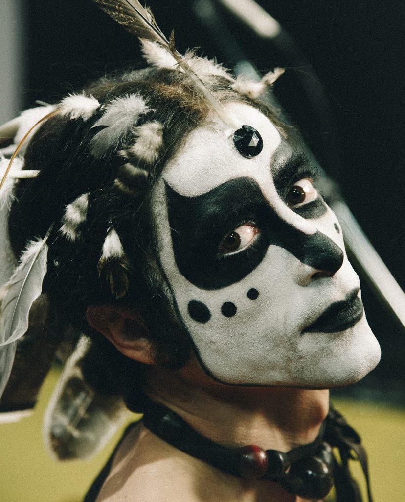 Ney Matogrosso é um ‘bicho-homem’ indomado em filme impulsionado pela atuação ‘oscarizável’ de Jesuíta Barbosa
