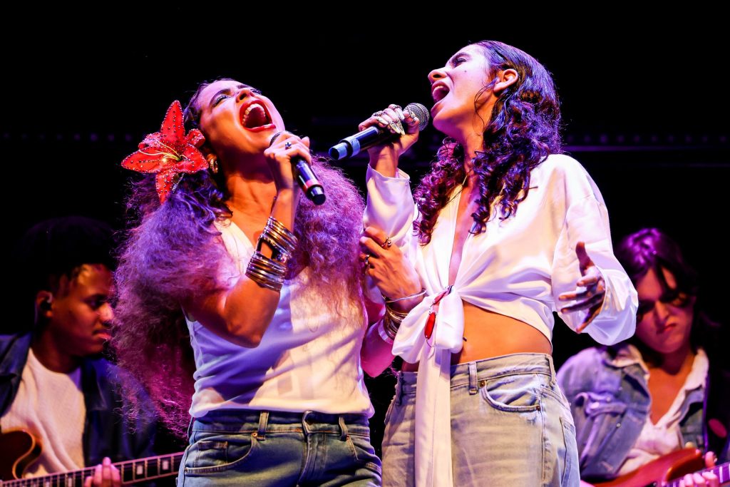 Desbundes de Gal Costa e Rita Lee convergem potentes no show ‘LeeGal’ de Natascha Falcão e Julia Vargas