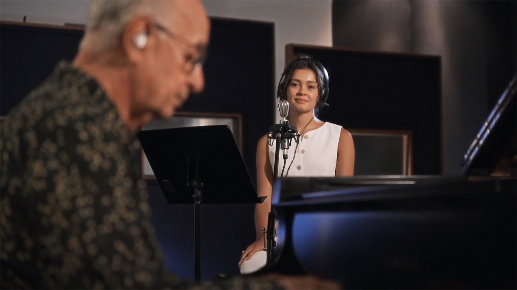 ‘Teletema’ ecoa nos 60 anos da Globo com a leveza do canto da atriz Sophie Charlotte e do piano de Antonio Adolfo