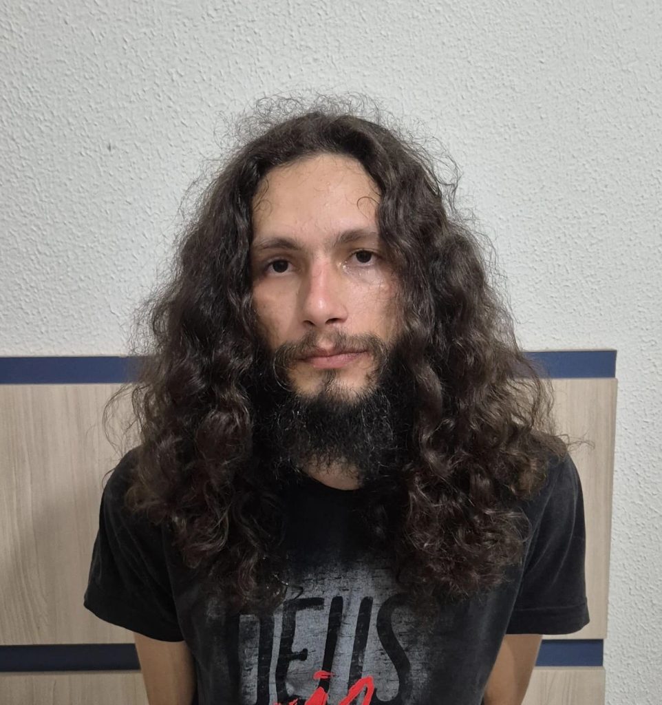 Líquido suspeito e promessa para melhorar voz: o que se sabe sobre professor de canto preso por dar suposto ‘chá’ com sêmen a alunas