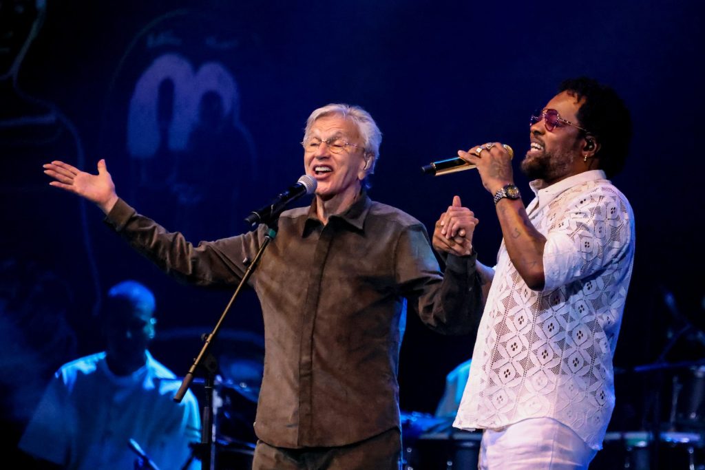 Caetano Veloso canta para o mundo ficar ‘Odara’ ao participar da gravação do show de Xande de Pilares no Rio