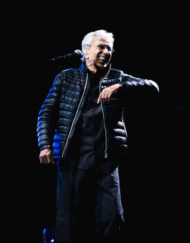 Caetano Veloso estreia no ‘Coolritiba’ show criado para festivais com canção feita para Paula Lavigne e tributo a Gal