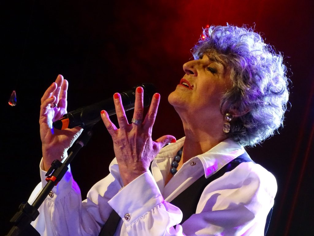 Fátima Guedes dá banho de felicidade ao harmonizar águas e mágoas de amor na correnteza do show ‘Sete chuvas’