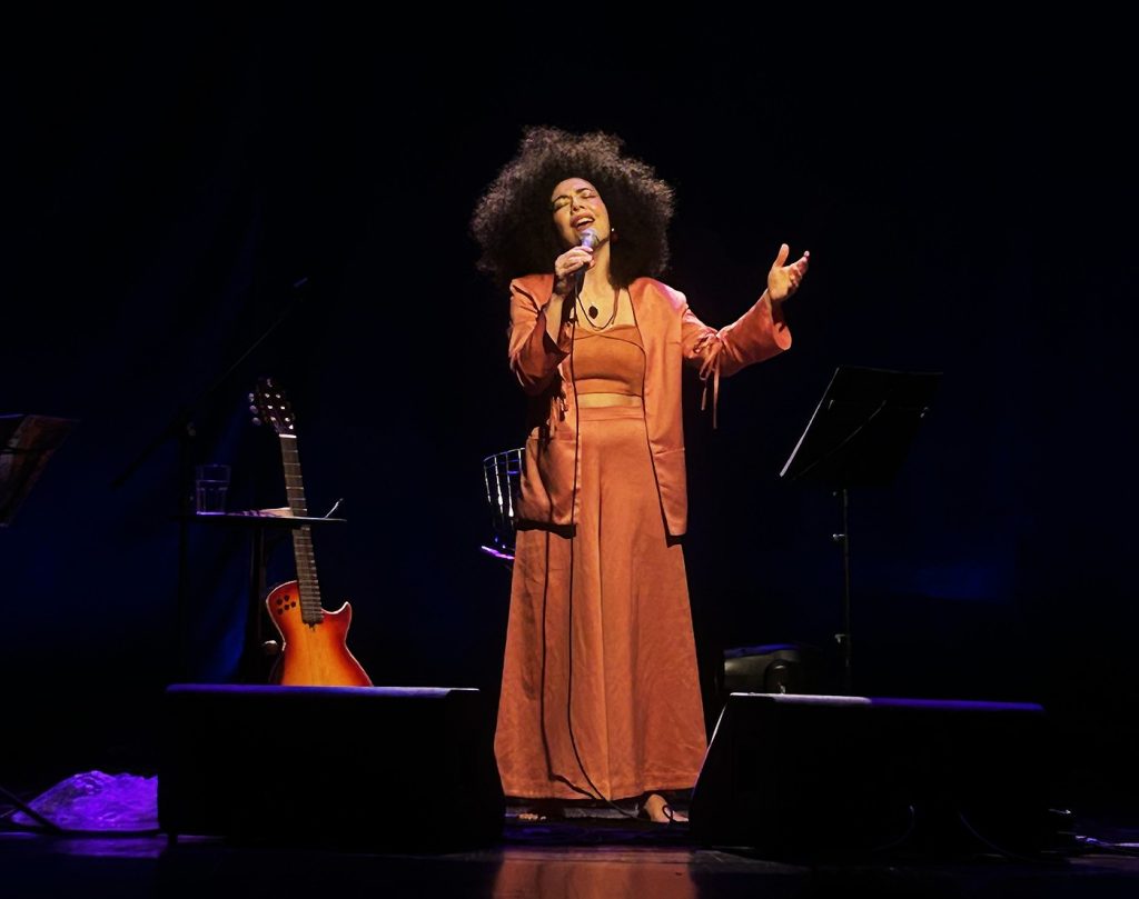 Vanessa Moreno doma o ritmo, em show no Rio, com a musicalidade livre e exuberante que a agiganta no palco