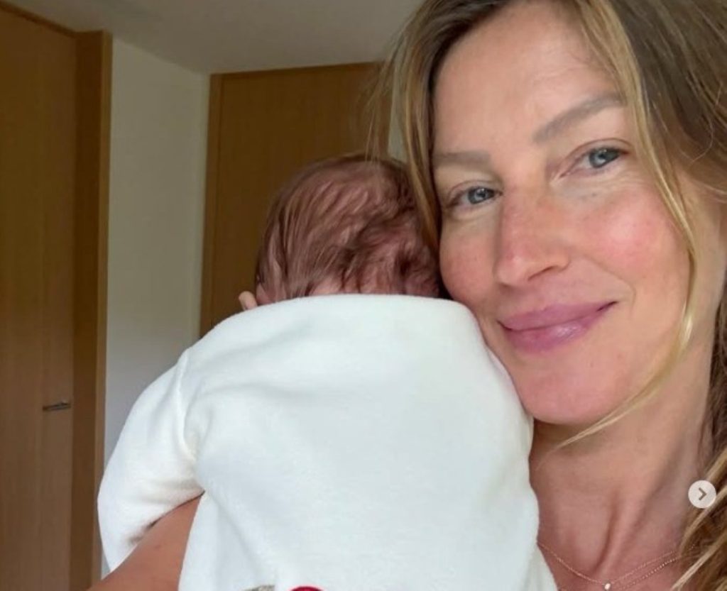 Gisele Bündchen posa com seu filho mais novo pela primeira vez nas redes sociais