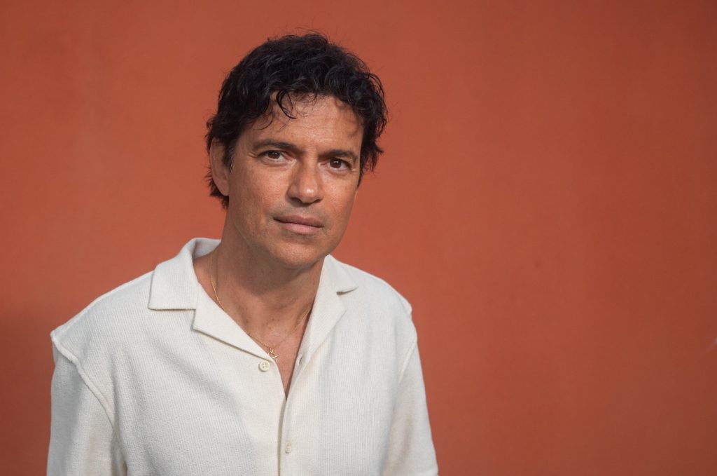 Jorge Vercillo procura se renovar em agosto com edição de disco de remixes, após feats com PK e Tasha & Tracie