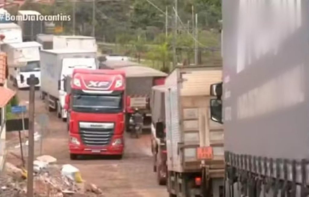 Justiça proíbe prefeitura de cobrar taxa de veículos pesados que passam por cidade após queda de ponte entre TO e MA