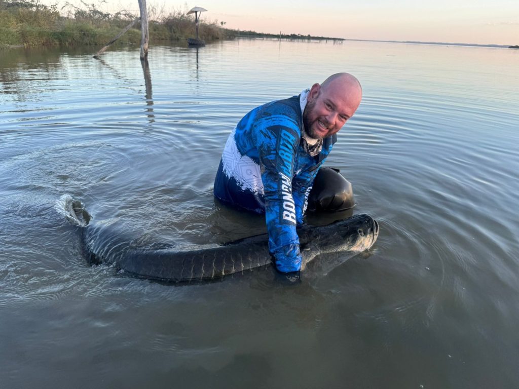 Pescador captura pirarucu no Lago de Palmas após batalha de 20 minutos: ‘Brigou muito’