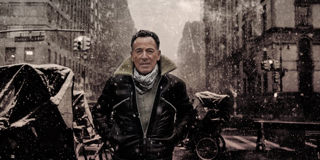 Na estreia de ‘Springsteen: Salve-me do Desconhecido’, cantor fala que vivemos em ‘época perigosa’