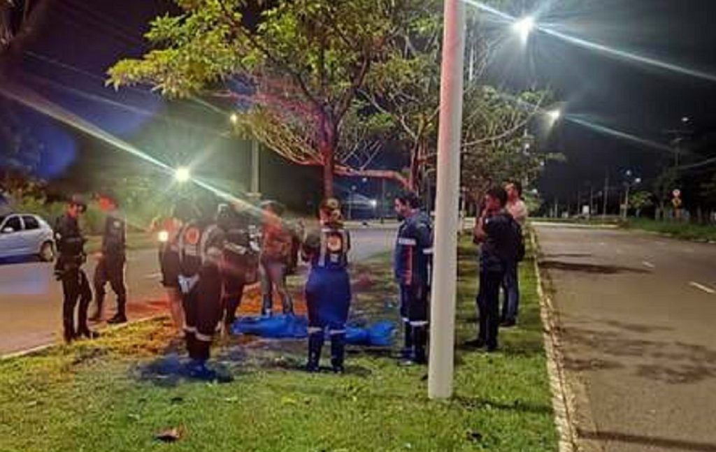 Jovem é encontrado morto no canteiro de avenida em Palmas após acidente