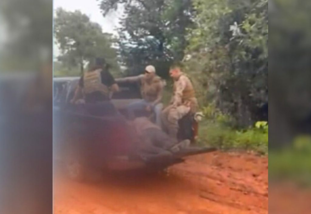 Vídeo mostra policiais carregando corpos de suspeitos mortos em confronto dentro de caminhonete após operação no Tocantins