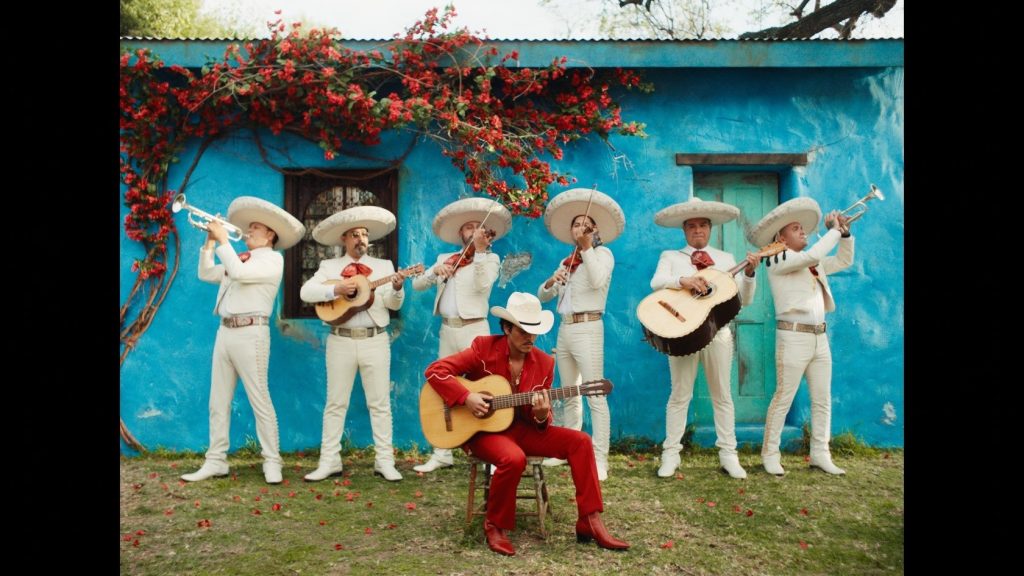 Em disco novo, Bruno Mars visita raízes latinas e prova ser mestre em trilha de festas de casamento
