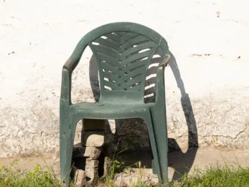 A história da monobloco, a humilde cadeira branca de plástico que conquistou o mundo e inspirou Bad Bunny