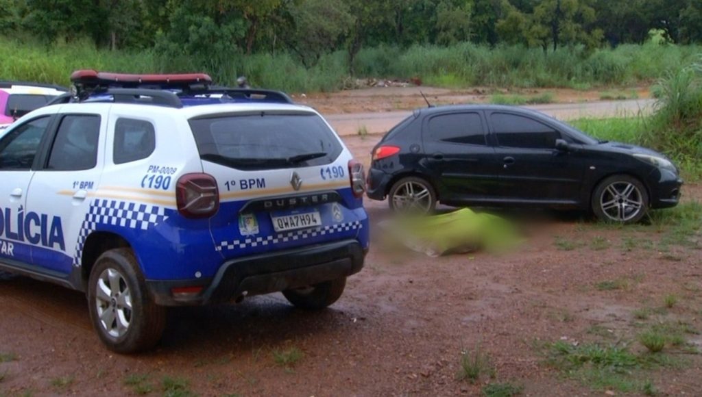 Homem é encontrado morto em carro e corpo fica na chuva por horas: ‘Humilhação para as famílias’, diz tenente