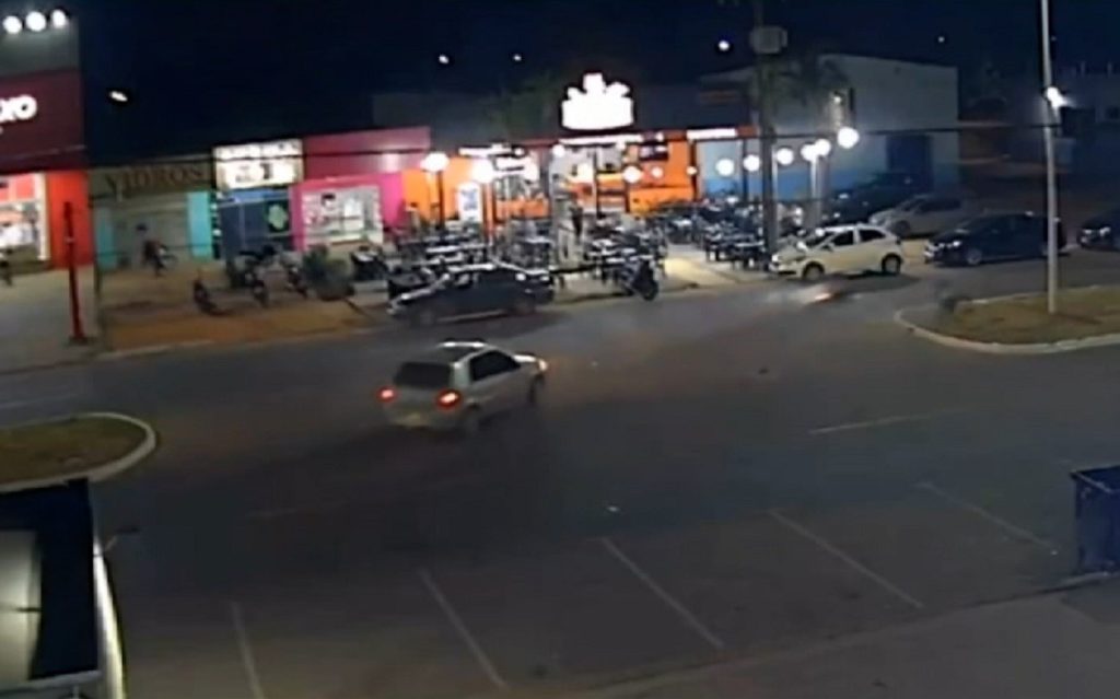 Motociclista de 21 anos morre após acidente em avenida do sul de Palmas; vídeo mostra batida