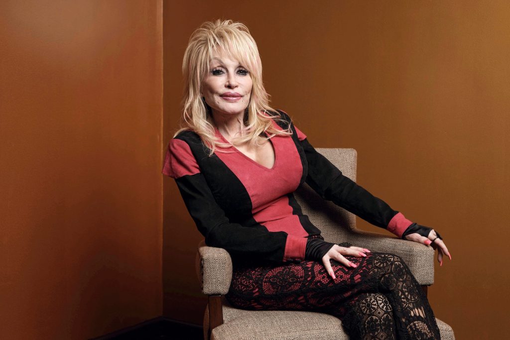 Trump lamenta morte de Dolly Parton e manda hastear bandeiras dos EUA a meio-mastro por uma semana