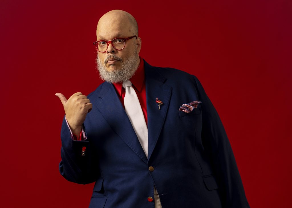 Ed Motta ecoa James Brown no pulso da música que batiza o álbum ‘Toc toc’