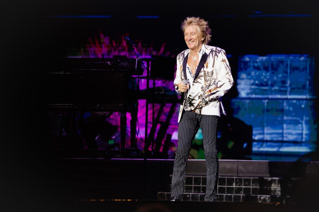 Rod Stewart anuncia turnê de despedida após cirurgia cardíaca, mas nega aposentadoria