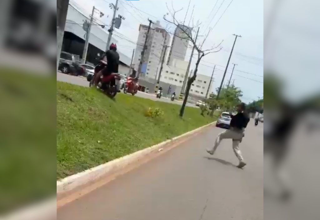 Agente da PRF cai em via ao perseguir motociclista a pé após ordem de parada no TO; VÍDEO